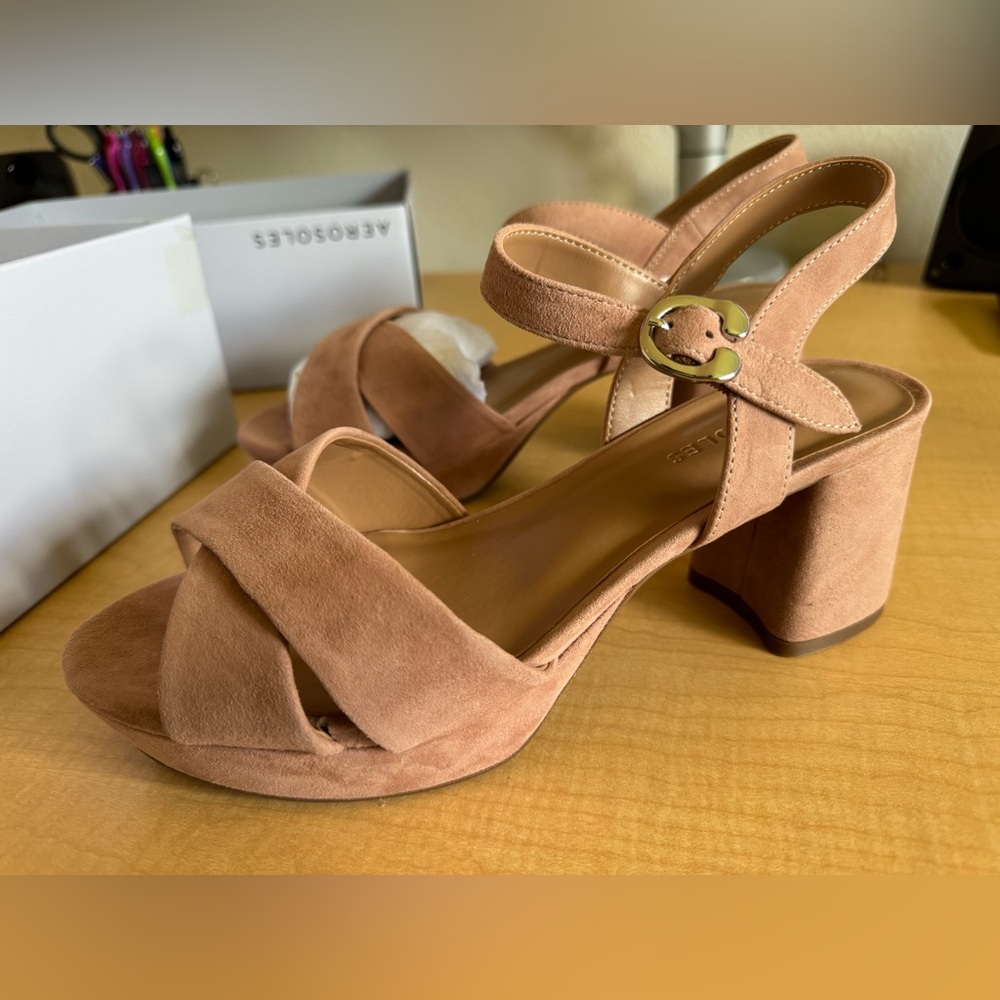 8.5 Wide Aerosoles Cosmos Platform Sandals in Blush Suede